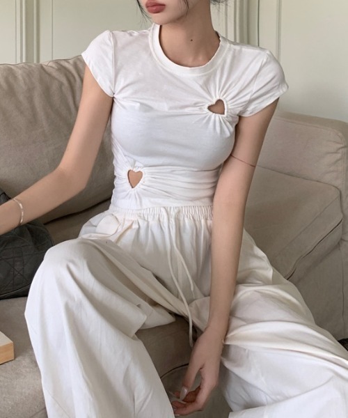 lilful（リルフル）の「【26年春夏新作】ハートカットアウト クロップドTシャツ（Tシャツ/カットソー・レディース・ブラック/ホワイト・F）」の6枚目の写真