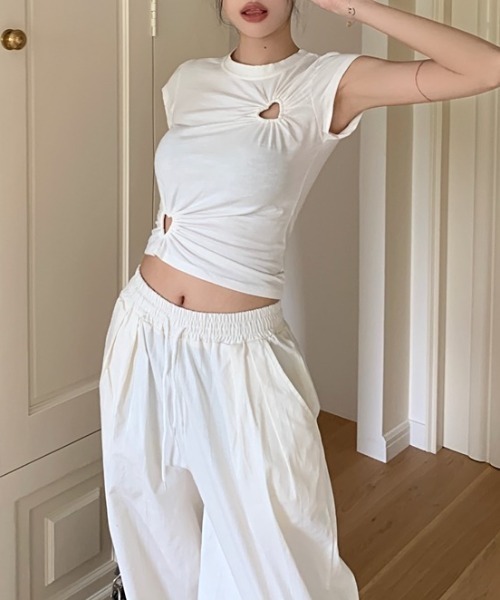 lilful（リルフル）の「【26年春夏新作】ハートカットアウト クロップドTシャツ（Tシャツ/カットソー・レディース・ブラック/ホワイト・F）」の8枚目の写真