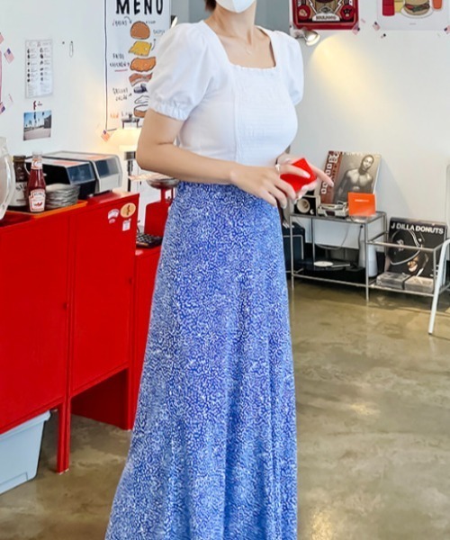 AMAJI(アマジ)の「スクエアネック 半袖 シャーリング パフスリーブ ショート丈 ブラウス(シャツ/ブラウス・レディース・ブラック/ホワイト・FREE)」の3枚目の写真
