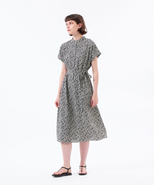 MACKINTOSH PHILOSOPHY（ﾏｯｷﾝﾄｯｼｭ ﾌｨﾛｿﾌｨｰ）の「【WEB&一部店舗限定】バイカラーフラワープリントワンピース（ワンピース・レディース・ブルー/ブラック・36/38）」の3枚目の写真