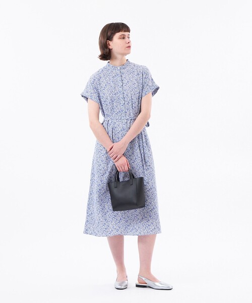 MACKINTOSH PHILOSOPHY（ﾏｯｷﾝﾄｯｼｭ ﾌｨﾛｿﾌｨｰ）の「【WEB&一部店舗限定】バイカラーフラワープリントワンピース（ワンピース・レディース・ブルー/ブラック・36/38）」の4枚目の写真