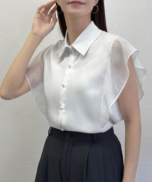 LOWO(ロワ)の「パールボタン/オンオフ兼用ブラウス シアーフリルスリーブブラウス(シャツ/ブラウス・レディース・ホワイト/アイボリー/ブラック・FREE)」の2枚目の写真
