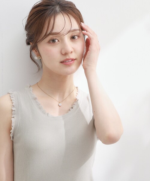 couture brooch(クチュールブローチ)の「【洗える】フリル ニットタンクトップ(タンクトップ・レディース・オフホワイト/ライトグレー/ピンク系・36/38/40/42)」の2枚目の写真