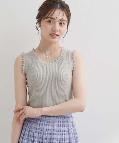 couture brooch(クチュールブローチ)の「【洗える】フリル ニットタンクトップ(タンクトップ・レディース・オフホワイト/ライトグレー/ピンク系・36/38/40/42)」の7枚目の写真