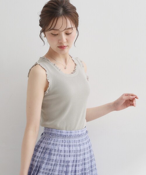 couture brooch(クチュールブローチ)の「【洗える】フリル ニットタンクトップ(タンクトップ・レディース・オフホワイト/ライトグレー/ピンク系・36/38/40/42)」の8枚目の写真