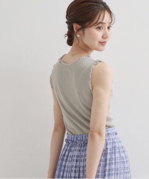 couture brooch(クチュールブローチ)の「【洗える】フリル ニットタンクトップ(タンクトップ・レディース・オフホワイト/ライトグレー/ピンク系・36/38/40/42)」の9枚目の写真