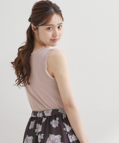 couture brooch(クチュールブローチ)の「【洗える】フリル ニットタンクトップ(タンクトップ・レディース・オフホワイト/ライトグレー/ピンク系・36/38/40/42)」の15枚目の写真