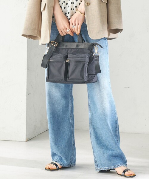 SHIPS(シップス)の「【WEB限定】Hyman Roth:〈撥水加工〉ナイロン ミニ ヘルメット バッグ(ショルダーバッグ・レディース・ネイビー/ブラック/ライトカーキ・ONE SIZE)」の2枚目の写真