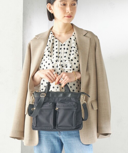 SHIPS(シップス)の「【WEB限定】Hyman Roth:〈撥水加工〉ナイロン ミニ ヘルメット バッグ(ショルダーバッグ・レディース・ネイビー/ブラック/ライトカーキ・ONE SIZE)」の4枚目の写真