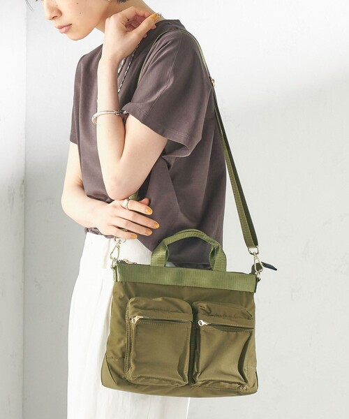 SHIPS(シップス)の「【WEB限定】Hyman Roth:〈撥水加工〉ナイロン ミニ ヘルメット バッグ(ショルダーバッグ・レディース・ネイビー/ブラック/ライトカーキ・ONE SIZE)」の16枚目の写真