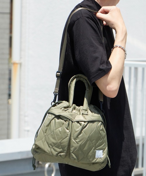 MIS（エムアイエス）の「MIS / エムアイエス GENERAL LABEL MILITARY QUILTED HELMET BAG ミリタリー キルティング ショルダーバッグ 2026年春夏（ショルダーバッグ・レディース・ブラック/ベージュ/グリーン/ブルー/イエロー/ピンク・FREE）」の3枚目の写真