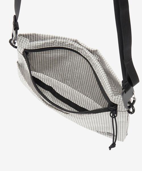 URBAN RESEARCH Sonny Label(アーバンリサーチサニーレーベル)の「THE NORTH FACE RAFTER SHOULDER POUCH S(ショルダーバッグ・メンズ・ブラック/グレー系その他・ONE)」の10枚目の写真