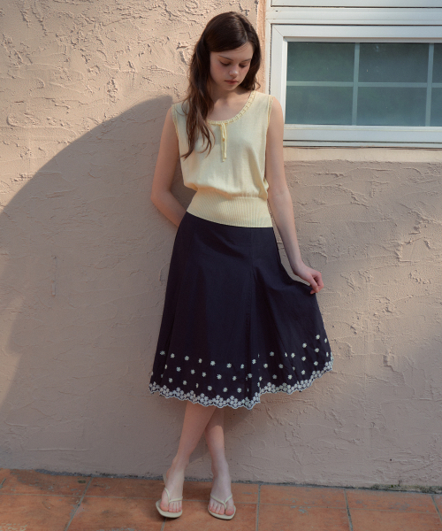 OURNOSTALGIA（アワー ノスタルジア）の「Prairie Flower Embroidered Skirt_Navy(OB6SK07)（スカート・レディース・ネイビー・SMALL/MEDIUM）」の2枚目の写真