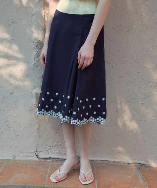 OURNOSTALGIA（アワー ノスタルジア）の「Prairie Flower Embroidered Skirt_Navy(OB6SK07)（スカート・レディース・ネイビー・SMALL/MEDIUM）」の3枚目の写真