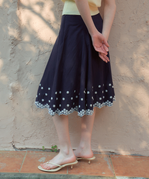 OURNOSTALGIA（アワー ノスタルジア）の「Prairie Flower Embroidered Skirt_Navy(OB6SK07)（スカート・レディース・ネイビー・SMALL/MEDIUM）」の4枚目の写真