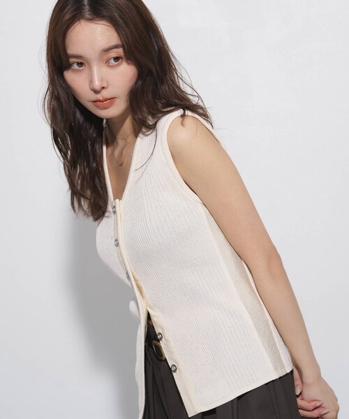 UNITED TOKYO(ユナイテッドトウキョウ)の「【新作】Vネックボタンノースリーブニット|夏服/ウォッシャブル/細見え/大人カジュアル/スタイルアップ/ストレッチ(タンクトップ・レディース・ブラック/アイボリー/ブラウン/レッド・FREE)」の1枚目の写真