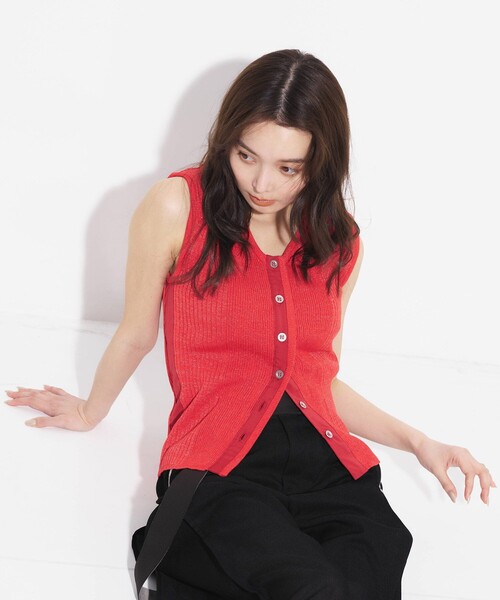UNITED TOKYO(ユナイテッドトウキョウ)の「【新作】Vネックボタンノースリーブニット|夏服/ウォッシャブル/細見え/大人カジュアル/スタイルアップ/ストレッチ(タンクトップ・レディース・ブラック/アイボリー/ブラウン/レッド・FREE)」の4枚目の写真