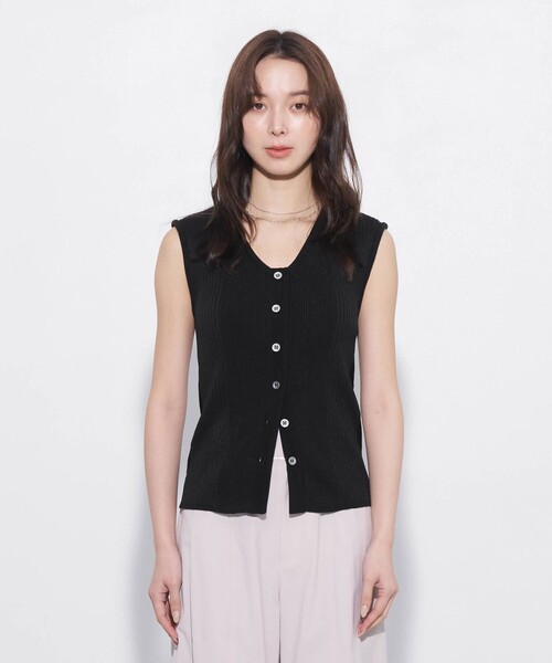 UNITED TOKYO(ユナイテッドトウキョウ)の「【新作】Vネックボタンノースリーブニット|夏服/ウォッシャブル/細見え/大人カジュアル/スタイルアップ/ストレッチ(タンクトップ・レディース・ブラック/アイボリー/ブラウン/レッド・FREE)」の7枚目の写真