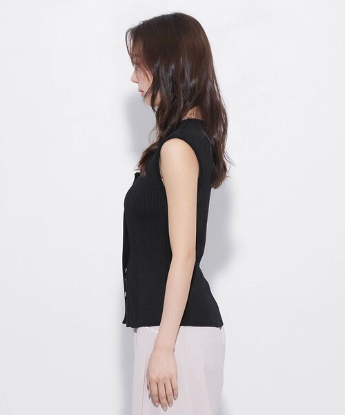 UNITED TOKYO(ユナイテッドトウキョウ)の「【新作】Vネックボタンノースリーブニット|夏服/ウォッシャブル/細見え/大人カジュアル/スタイルアップ/ストレッチ(タンクトップ・レディース・ブラック/アイボリー/ブラウン/レッド・FREE)」の8枚目の写真
