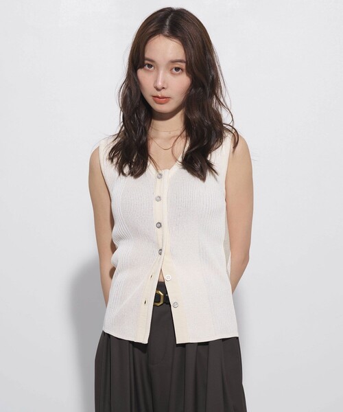 UNITED TOKYO(ユナイテッドトウキョウ)の「【新作】Vネックボタンノースリーブニット|夏服/ウォッシャブル/細見え/大人カジュアル/スタイルアップ/ストレッチ(タンクトップ・レディース・ブラック/アイボリー/ブラウン/レッド・FREE)」の16枚目の写真