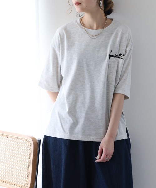 FUNALIVE(ファンアライブ)の「ねころびネコ刺繍ポケットTシャツ 半端袖(Tシャツ/カットソー・レディース・オートミール/ネイビー×ホワイト/チャコールグレー・M/L)」の2枚目の写真