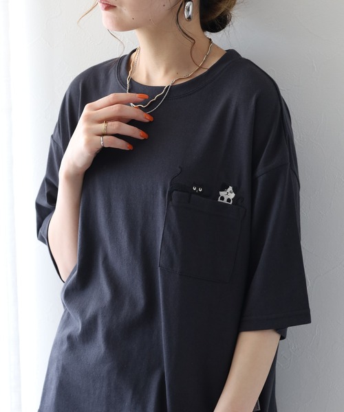 FUNALIVE(ファンアライブ)の「ねころびネコ刺繍ポケットTシャツ 半端袖(Tシャツ/カットソー・レディース・オートミール/ネイビー×ホワイト/チャコールグレー・M/L)」の1枚目の写真