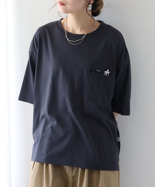 FUNALIVE(ファンアライブ)の「ねころびネコ刺繍ポケットTシャツ 半端袖(Tシャツ/カットソー・レディース・オートミール/ネイビー×ホワイト/チャコールグレー・M/L)」の4枚目の写真