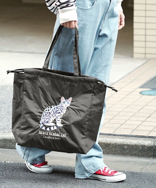 e-zakkamania stores（イーザッカマニアストアーズ）の「アニマル刺繍巾着トートバッグ（トートバッグ・レディース・アイボリー/ブルー/ネイビー/グリーン/グレー/ダークグレー・-）」の4枚目の写真