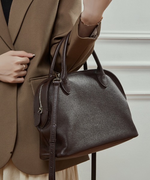 NiiNa(ニーナ)の「【 NiiNa / ニーナ 】高品質牛革2WAYシボ感レザーラウンドボストンバッグ(ボストンバッグ・レディース・ブラック/グレイッシュベージュ/ブラウン・FREE)」の2枚目の写真