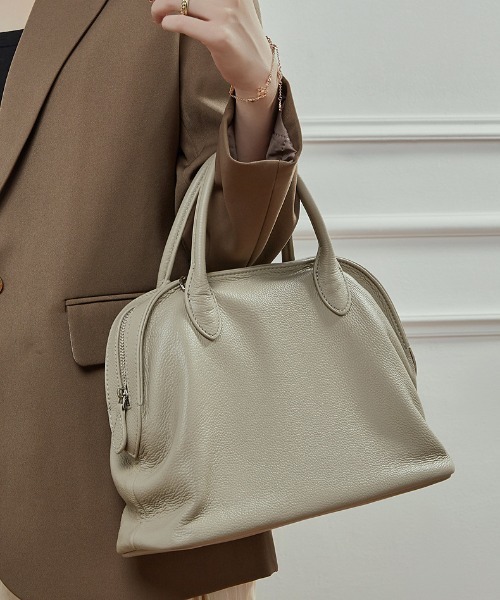 NiiNa(ニーナ)の「【 NiiNa / ニーナ 】高品質牛革2WAYシボ感レザーラウンドボストンバッグ(ボストンバッグ・レディース・ブラック/グレイッシュベージュ/ブラウン・FREE)」の3枚目の写真
