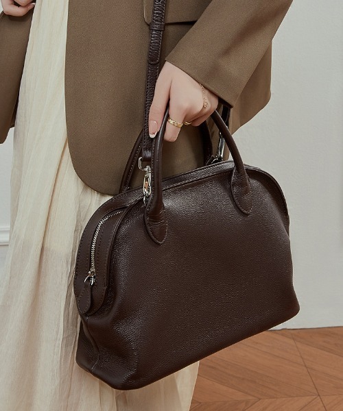 NiiNa(ニーナ)の「【 NiiNa / ニーナ 】高品質牛革2WAYシボ感レザーラウンドボストンバッグ(ボストンバッグ・レディース・ブラック/グレイッシュベージュ/ブラウン・FREE)」の5枚目の写真