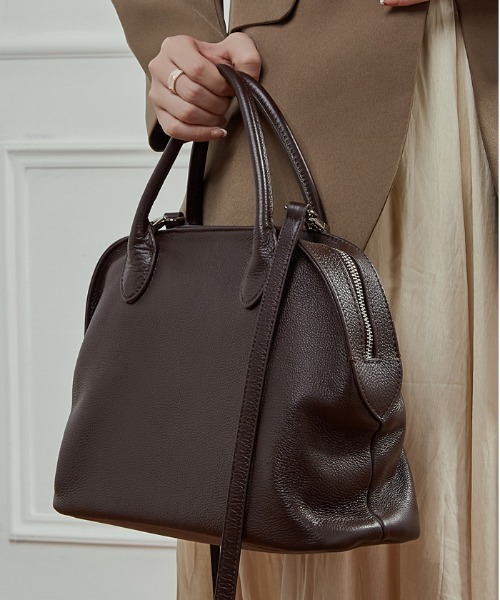 NiiNa(ニーナ)の「【 NiiNa / ニーナ 】高品質牛革2WAYシボ感レザーラウンドボストンバッグ(ボストンバッグ・レディース・ブラック/グレイッシュベージュ/ブラウン・FREE)」の7枚目の写真