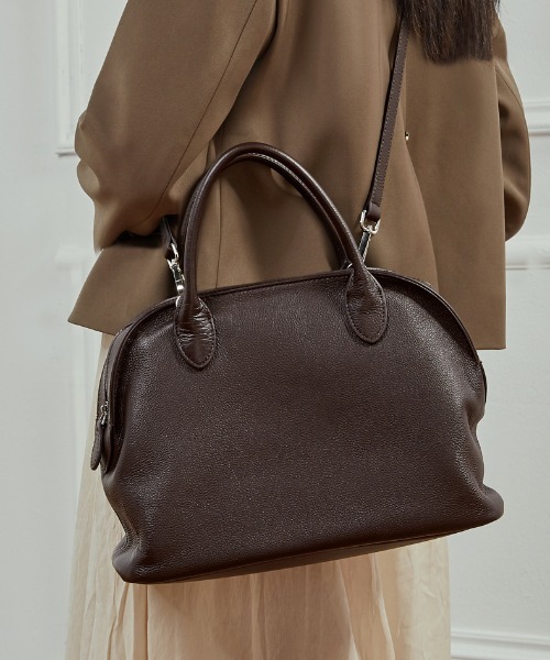 NiiNa(ニーナ)の「【 NiiNa / ニーナ 】高品質牛革2WAYシボ感レザーラウンドボストンバッグ(ボストンバッグ・レディース・ブラック/グレイッシュベージュ/ブラウン・FREE)」の8枚目の写真