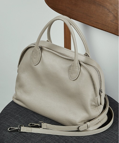 NiiNa(ニーナ)の「【 NiiNa / ニーナ 】高品質牛革2WAYシボ感レザーラウンドボストンバッグ(ボストンバッグ・レディース・ブラック/グレイッシュベージュ/ブラウン・FREE)」の9枚目の写真