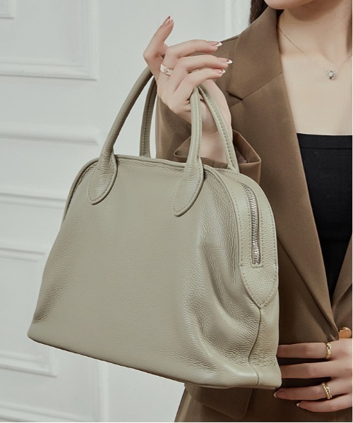 NiiNa(ニーナ)の「【 NiiNa / ニーナ 】高品質牛革2WAYシボ感レザーラウンドボストンバッグ(ボストンバッグ・レディース・ブラック/グレイッシュベージュ/ブラウン・FREE)」の10枚目の写真