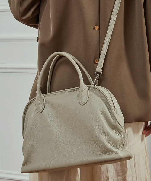NiiNa(ニーナ)の「【 NiiNa / ニーナ 】高品質牛革2WAYシボ感レザーラウンドボストンバッグ(ボストンバッグ・レディース・ブラック/グレイッシュベージュ/ブラウン・FREE)」の11枚目の写真