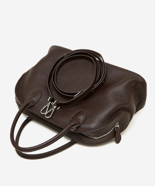 NiiNa(ニーナ)の「【 NiiNa / ニーナ 】高品質牛革2WAYシボ感レザーラウンドボストンバッグ(ボストンバッグ・レディース・ブラック/グレイッシュベージュ/ブラウン・FREE)」の16枚目の写真