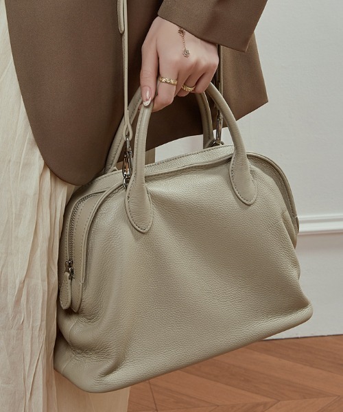 NiiNa(ニーナ)の「【 NiiNa / ニーナ 】高品質牛革2WAYシボ感レザーラウンドボストンバッグ(ボストンバッグ・レディース・ブラック/グレイッシュベージュ/ブラウン・FREE)」の20枚目の写真