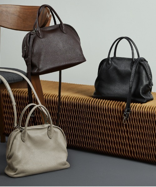 NiiNa(ニーナ)の「【 NiiNa / ニーナ 】高品質牛革2WAYシボ感レザーラウンドボストンバッグ(ボストンバッグ・レディース・ブラック/グレイッシュベージュ/ブラウン・FREE)」の21枚目の写真