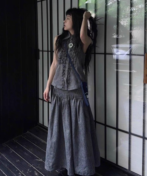 FAVORITO(ファヴォリート)の「襟付きフリルトップススカートセットアップ(セットアップ・レディース・グレー・S/M/L)」の2枚目の写真