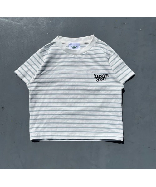 younger song(ヤンガーソング)の「universal logo border ss tee(Tシャツ/カットソー・メンズ・ホワイト系/ネイビー系/ブラック系/ブラウン系/グリーン系・SMALL/LARGE/MEDIUM)」の2枚目の写真