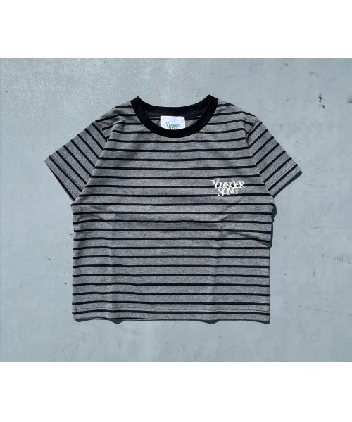 younger song(ヤンガーソング)の「universal logo border ss tee(Tシャツ/カットソー・メンズ・ホワイト系/ネイビー系/ブラック系/ブラウン系/グリーン系・SMALL/LARGE/MEDIUM)」の3枚目の写真