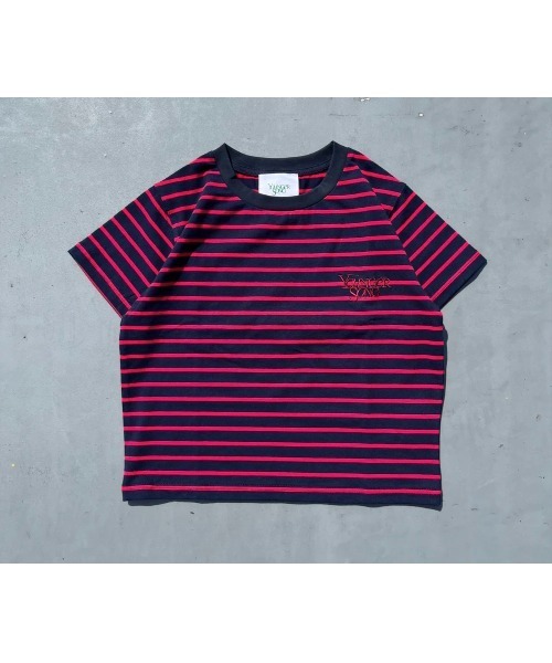 younger song(ヤンガーソング)の「universal logo border ss tee(Tシャツ/カットソー・メンズ・ホワイト系/ネイビー系/ブラック系/ブラウン系/グリーン系・SMALL/LARGE/MEDIUM)」の1枚目の写真