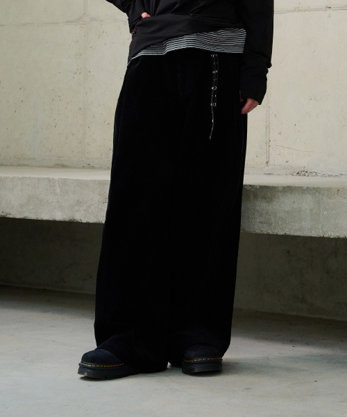 DESIRED(デシレッド)の「深めのタックワイドコーデュロイパンツ-FFSK2211D03(その他パンツ・レディース・ブラック・MEDIUM/LARGE/X-LARGE)」の5枚目の写真
