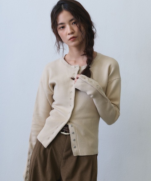 Clum（クルム）の「rib button knit cardigan / リブ切り替えボタンニットカーディガン（ニット/セーター・レディース・アイボリー/カーキ・SMALL/MEDIUM）」の6枚目の写真
