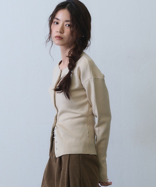 Clum（クルム）の「rib button knit cardigan / リブ切り替えボタンニットカーディガン（ニット/セーター・レディース・アイボリー/カーキ・SMALL/MEDIUM）」の8枚目の写真