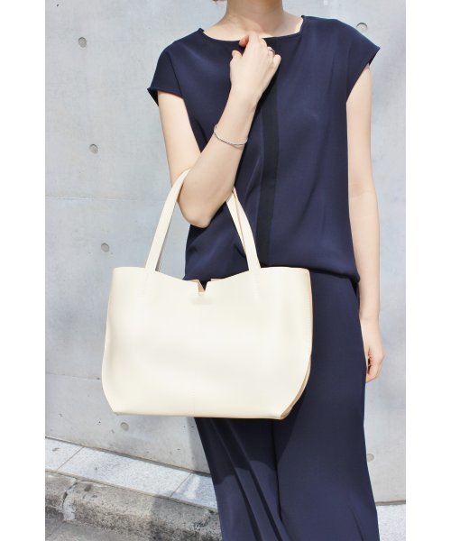 GIANNI CHIARINI(ジャンニ キアリーニ)の「GIANNI CHIARINI ウラオモテ配色トートバッグ◆(トートバッグ・レディース・ブラック/アイボリー/ブルー・FREE)」の6枚目の写真