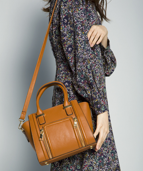 PLAIN CLOTHING（プレーンクロージング）の「フロントZIPハンドバッグ【PLAIN CLOTHING】（ショルダーバッグ・レディース・グレー/レッド/キャメル/ブラック/アイボリー・FREE）」の4枚目の写真