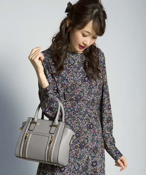 PLAIN CLOTHING（プレーンクロージング）の「フロントZIPハンドバッグ【PLAIN CLOTHING】（ショルダーバッグ・レディース・グレー/レッド/キャメル/ブラック/アイボリー・FREE）」の3枚目の写真