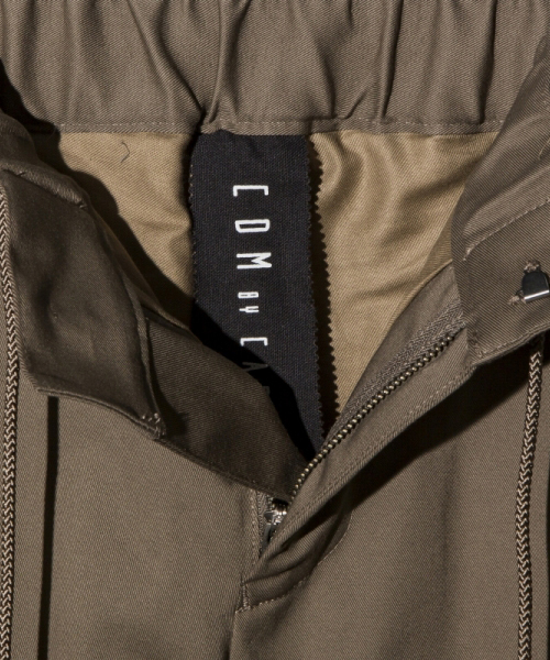 CDM BY CARPEDIEM(シーディーエムバイカルペディエム)の「CDM BY CARPEDIEM(シーディーエム バイ カルペディエム)カットオフチノストレッチパンツ MADE IN JAPAN(チノパンツ・メンズ・ブラック/カーキ・SMALL/MEDIUM/LARGE)」の11枚目の写真